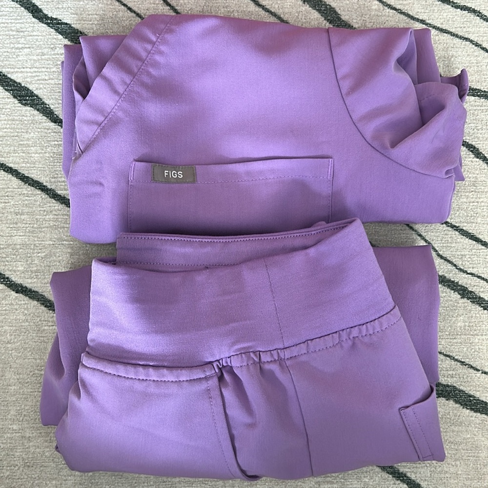 FIGS- Women's Scrub Whole Set (top and pants) size small